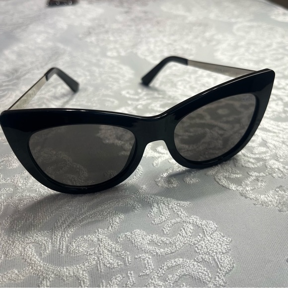 Quay Steal A Kiss Sunglasses - Picture 8 of 9